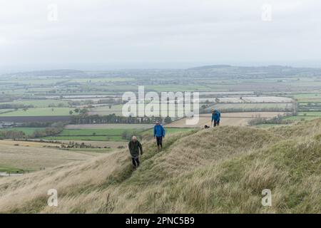 Les personnes qui font de la randonnée dans le Ridgeway le 11th novembre 2022 à Avebury, Wiltshire. Crédit : nouvelles SMP Banque D'Images