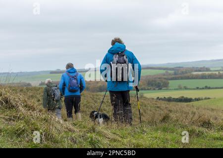 Les personnes qui font de la randonnée dans le Ridgeway le 11th novembre 2022 à Avebury, Wiltshire. Crédit : nouvelles SMP Banque D'Images