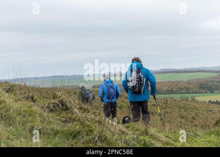 Les personnes qui font de la randonnée dans le Ridgeway le 11th novembre 2022 à Avebury, Wiltshire. Crédit : nouvelles SMP Banque D'Images