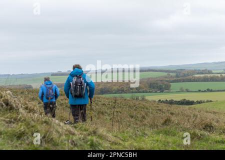 Les personnes qui font de la randonnée dans le Ridgeway le 11th novembre 2022 à Avebury, Wiltshire. Crédit : nouvelles SMP Banque D'Images