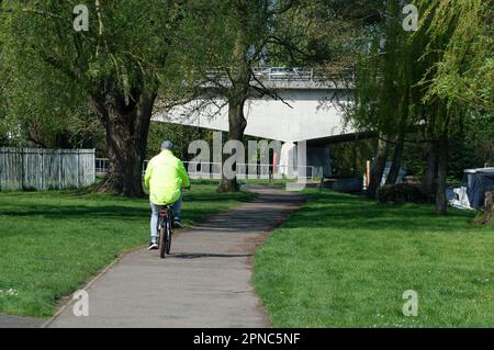 Windsor, Berkshire, Royaume-Uni. 18th avril 2023. Un homme à Windsor pour une balade en vélo le long du sentier de la Tamise. Crédit : Maureen McLean/Alay Live News Banque D'Images