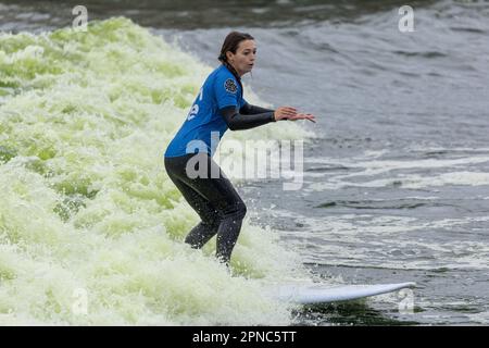 La vague le 11th novembre 2022 à Pâques Compton, Bristol, Angleterre. The Wave est la première destination de surf à l'intérieur des terres en Angleterre. Crédit : nouvelles SMP Banque D'Images