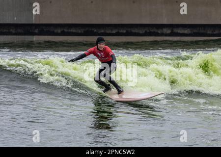 La vague le 11th novembre 2022 à Pâques Compton, Bristol, Angleterre. The Wave est la première destination de surf à l'intérieur des terres en Angleterre. Crédit : nouvelles SMP Banque D'Images