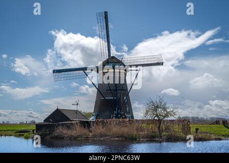 parc à éoliennes kinderdijk aux pays-Bas. Une partie du site du patrimoine mondial de l'UNESCO. Moulin à vent typique de Hollande. Vous pouvez voir comme ça tout ce que vous allez Banque D'Images