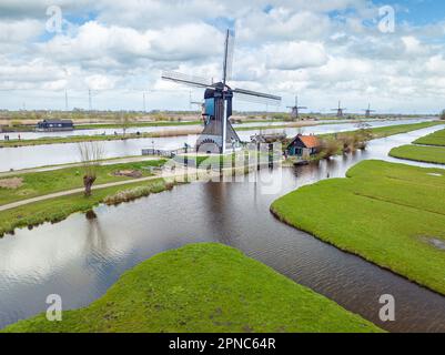 parc à éoliennes kinderdijk aux pays-Bas. Une partie du site du patrimoine mondial de l'UNESCO. Moulin à vent typique de Hollande. Vous pouvez voir comme ça tout ce que vous allez Banque D'Images