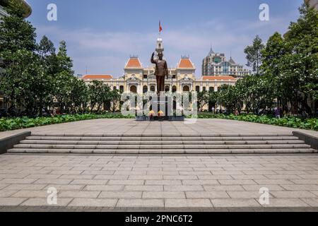 Le boulevard Nguyen Hue dans le District 1 est populaire pour son monument emblématique : une statue en bronze de 7,2 mètres de long de l'oncle Ho, comme on l'appelle communément. Le statu Banque D'Images