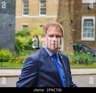 Londres, Royaume-Uni. 18th avril 2023 les ministres quittent Downing Street à la suite de la réunion hebdomadaire du Cabinet. PHOTO : le très honorable Grant Shapps, secrétaire d'État à la sécurité énergétique et au crédit net nul : Bridget Catterall/Alamy Live News Banque D'Images