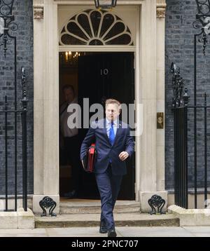 Londres, Royaume-Uni. 18th avril 2023 les ministres quittent Downing Street à la suite de la réunion hebdomadaire du Cabinet. PHOTO : le très honorable Grant Shapps, secrétaire d'État à la sécurité énergétique et au crédit net nul : Bridget Catterall/Alamy Live News Banque D'Images