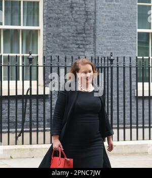 Londres, Royaume-Uni. 18th avril 2023 les ministres quittent Downing Street à la suite de la réunion hebdomadaire du Cabinet. PHOTO : le très honorable Victoria Prits, procureur général. Crédit : Bridget Catterall/Alamy Live News Banque D'Images