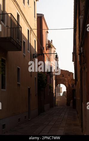 Arche sur une petite rue au soleil Banque D'Images