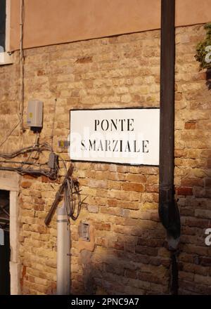 Vue du nom de la rue sur le mur en plein soleil Banque D'Images