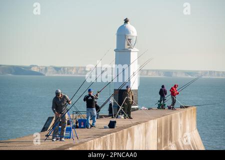 Pêcheurs sur la jetée et le phare de Porthcawl, Glamorgan, pays de Galles, Royaume-Uni Banque D'Images