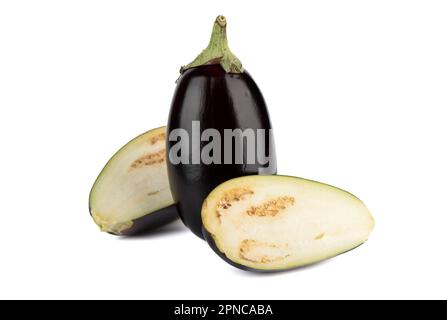 Une aubergine entière et deux moitiés d'aubergine sur fond blanc. Copier l'espace. Banque D'Images