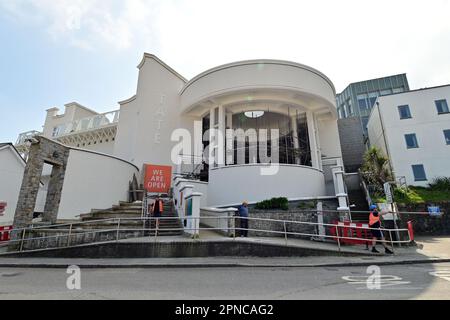 St Ives Cornwall, Royaume-Uni. 18th avril 2023. Au cours d'un après-midi chaud à St Ives, dans les Cornouailles, Tate est en cours de rénovation et donne sur la plage de Porthmeor. Crédit photo : Robert Timoney/Alay Live News Banque D'Images