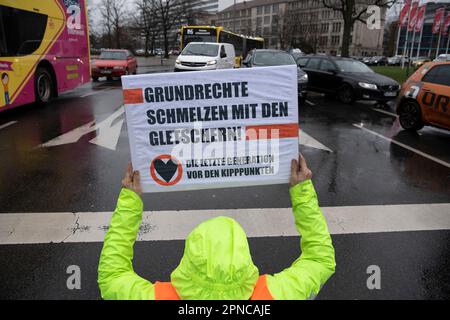 Berlin, Allemagne. 31st mars 2023. Les membres du groupe de la dernière génération bloquent une rue à Berlin. Credit: Paul Zinken/dpa/Alay Live News Banque D'Images