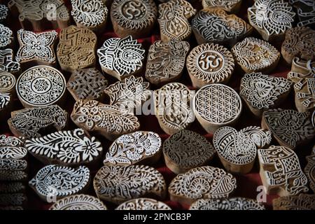 Blocs en bois pour l'impression sur le tissu, exposés sur le marché, Jaipur, Rajasthan Banque D'Images