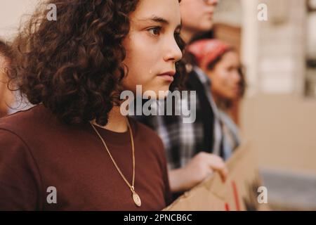 Groupe d'adolescents protestant contre la guerre et la violence dans les rues. Des jeunes activistes ont tenu une bannière anti-guerre lors d'une démonstration de la paix et des droits de l'homme Banque D'Images