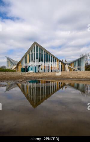 18 avril 2023, Saxe-Anhalt, Magdebourg : l'hyparshell se reflète dans une flaque de pluie. La rénovation du Hyparschale pourrait une fois de plus devenir beaucoup plus coûteuse. La ville a présenté au conseil municipal un projet de résolution correspondant sur le GDR-typique, classé salle polyvalente, dans laquelle les coûts de la phase actuelle de construction augmentent de 2,1 millions d'euros supplémentaires. Selon un porte-parole, la ville s'estime maintenant à un coût total de 24,1 millions d'euros. Au début de la construction en 2019, environ 17 millions d'euros étaient encore estimés. (À dpa 'Renovation du puits-kno Banque D'Images