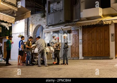 Tanger, Maroc 2022: Vue de nuit sur la promenade du centre de la médina Banque D'Images
