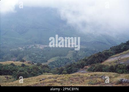 Munnar est une ville de la chaîne de montagnes des Ghats occidentaux dans l’État indien du Kerala. Ancienne station balnéaire de l'élite britannique Raj, elle est entourée de collines parsemées de plantations de thé établies à la fin du 19th siècle. Le parc national d'Eravikulam, un habitat pour la chèvre de montagne en voie de disparition Nilgiri tahr, abrite les chutes d'eau de Lakam, des sentiers de randonnée et le pic d'Anamudi de 2 695m. Banque D'Images