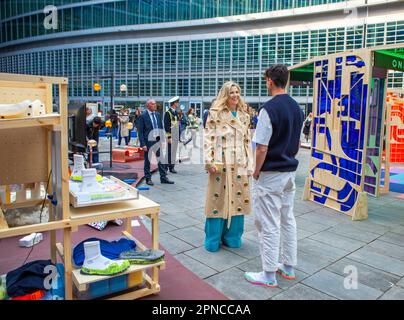 La reine Maxima des pays-Bas à la Fondazione Riccardo Catella à Milan, sur 18 avril 2023, pour visiter une exposition sur l'utilisation des matériaux et les applications innovantes des techniques traditionnelles. Elle rencontre plusieurs designers hollandais ici, pendant la semaine du design de Milan 2023 photo: Albert Nieboer/Netherlands OUT/point de vue OUT Banque D'Images