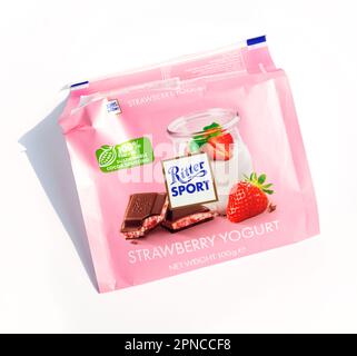 Ho Chi Minh ville, Vietnam - 18 avril 2023: Ritter Sport Strawberry yoghourt chocolat barre vide emballage émietté isolé sur blanc. Rose bonbon populaire Banque D'Images