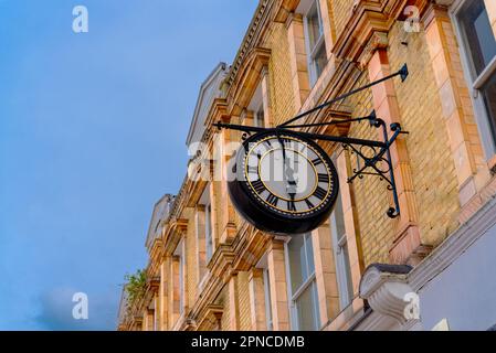 Gros plan d'une horloge de la vieille ville sur une maison en briques dans le centre-ville de Bromley City à Londres Banque D'Images