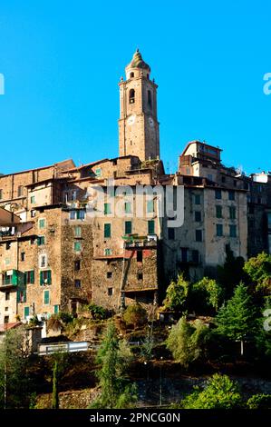 Le village de Castel Vittorio vu du village de Pigna; Imperia; Ligurie, Italie Banque D'Images