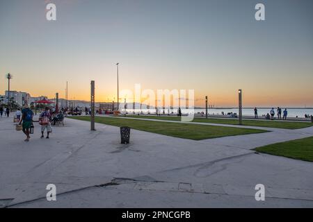 Tanger, Maroc 2022 : coucher de soleil pittoresque sur la promenade du front de mer Banque D'Images