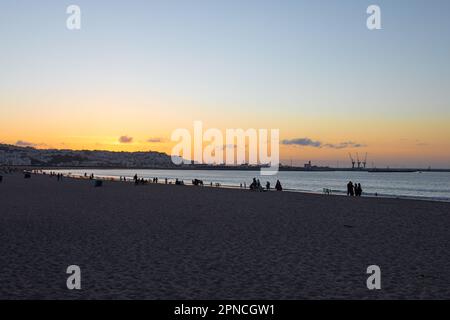 Tanger, Maroc 2022 : coucher de soleil pittoresque sur la promenade du front de mer Banque D'Images