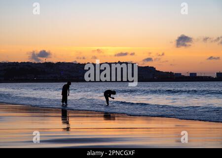 Tanger, Maroc 2022 : silhouette d'enfant dans un coucher de soleil pittoresque sur la promenade du front de mer Banque D'Images