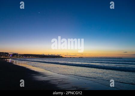 Tanger, Maroc 2022 : coucher de soleil pittoresque sur la promenade du front de mer Banque D'Images