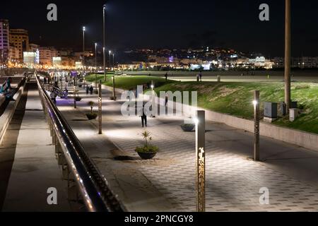 Tanger, Maroc 2022 : vue de nuit sur la promenade du front de mer Banque D'Images