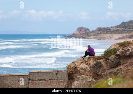 Tanger, Maroc 2022: Personnes sur la plage près des grottes d'Hercules au Cap Spartel Banque D'Images