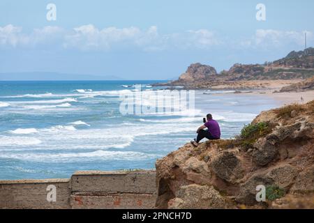 Tanger, Maroc 2022: Personnes sur la plage près des grottes d'Hercules au Cap Spartel Banque D'Images