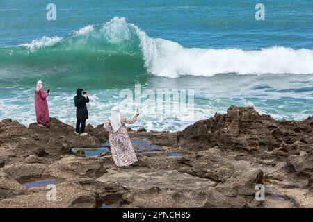 Tanger, Maroc 2022: Personnes sur la plage près des grottes d'Hercules au Cap Spartel Banque D'Images