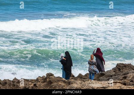 Tanger, Maroc 2022: Personnes sur la plage près des grottes d'Hercules au Cap Spartel Banque D'Images