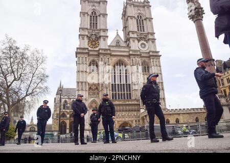 Londres, Royaume-Uni. 13th mars 2023. Les policiers assurent une sécurité accrue à l'extérieur de l'abbaye de Westminster lorsque le roi Charles III et d'autres membres de la famille royale sont arrivés pour le Commonwealth Day Service. Banque D'Images