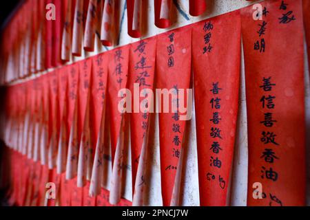 Le temple Thien Hau le temple taoïste le plus célèbre de Cholon. Des feuillets rouges qui portent vos souhaits. Ho Chi Minh ville. Vietnam. Banque D'Images