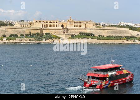 Fort Manoel est un fort d'étoiles sur l'île de Manoel à Gżira, Malte. Il a été construit au 18th siècle par l'ordre de Saint Jean, sous le règne du Grand Maître António Manoel de Vilhena, d'après lequel il est nommé. Fort Manoel est situé au nord-ouest de la Valette, et commande le port de Marsamxett et l'ancrage de Sliema Creek. Le fort est un exemple d'architecture baroque. Bateaux touristiques de plaisance Prenez des excursions pour voir le fort. Banque D'Images