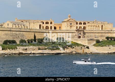 Fort Manoel est un fort d'étoiles sur l'île de Manoel à Gżira, Malte. Il a été construit au 18th siècle par l'ordre de Saint Jean, sous le règne du Grand Maître António Manoel de Vilhena, d'après lequel il est nommé. Fort Manoel est situé au nord-ouest de la Valette, et commande le port de Marsamxett et l'ancrage de Sliema Creek. Le fort est un exemple d'architecture baroque. Bateaux touristiques de plaisance Prenez des excursions pour voir le fort. Banque D'Images