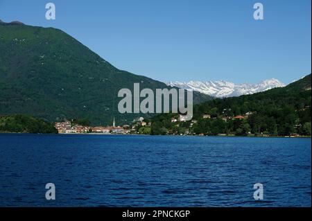 Mergozzo est une petite ville située sur les rives du lac Mergozzo, en bordure du lac majeur. Mergozzo, Cusio Ossola Verbano, Piémont, Italie, Europe Banque D'Images