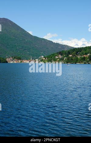 Mergozzo est une petite ville située sur les rives du lac Mergozzo, en bordure du lac majeur. Mergozzo, Cusio Ossola Verbano, Piémont, Italie, Europe Banque D'Images