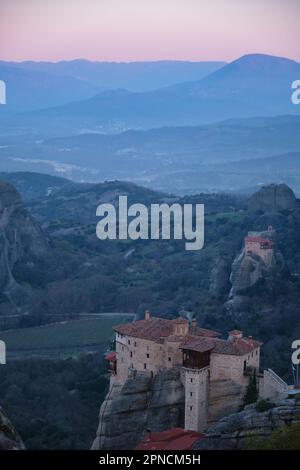 Vue sur le monastère Saint de Rousanou, Meteora, au lever du soleil au printemps Banque D'Images