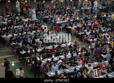 Gaza, Palestine. 17th avril 2023. Les familles palestiniennes mangent un repas Iftar commun pendant le mois Saint du Ramadan avec leurs voisins, amis et parents à Khan Yunis, dans le sud de la bande de Gaza. Crédit : SOPA Images Limited/Alamy Live News Banque D'Images