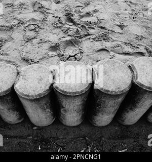 Image haute résolution, en noir et blanc d'une clôture en bois, composée de poteaux verticaux Banque D'Images