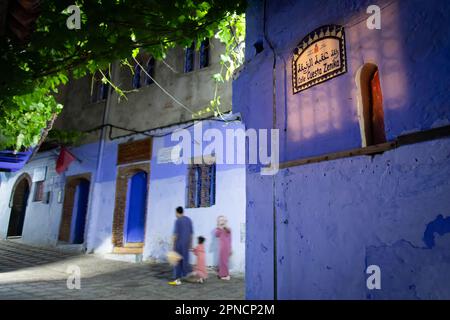 Chefchaouen, Maroc 2022: Les gens marchent dans les rues étroites et colorées de la ville bleue de Chefchaouen,. attraction touristique populaire Banque D'Images