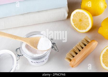 Produits de nettoyage écologiques au bicarbonate de soude, au citron et aux vêtements sur une table blanche. isolé. vue de dessus. Banque D'Images