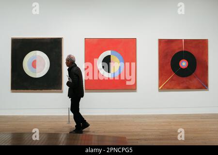 Londres, Royaume-Uni. 18 avril 2023. The Swan, la série SUW/UW de Hilma AF Klint exposée au Tate Modern dans le cadre de l'exposition "formes de vie" Hilma AF Klint et Piet Mondrian. Crédit : Katie Collins/EMPICS/Alamy Live News Banque D'Images