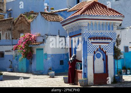 Chefchaouen, Maroc 2022: Les gens marchent dans les rues étroites et colorées de la ville bleue de Chefchaouen,. attraction touristique populaire Banque D'Images